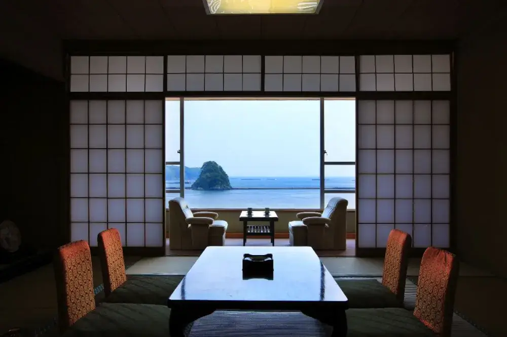 【下田×温泉×食】海を一望する老舗旅館でキャリアアップ｜レストラン運営マネージャー候補募集！｜年収400万円可