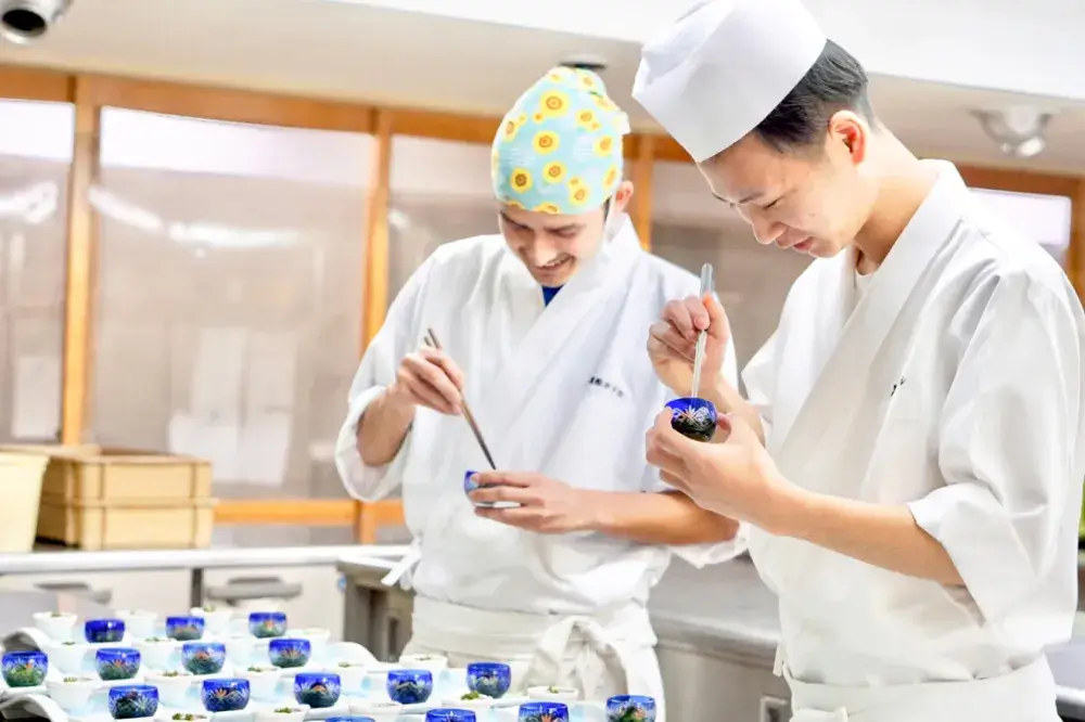 海と山に囲まれた老舗旅館で、一流の料理人を目指す。未経験から始める和食調理のお仕事｜黒船ホテル