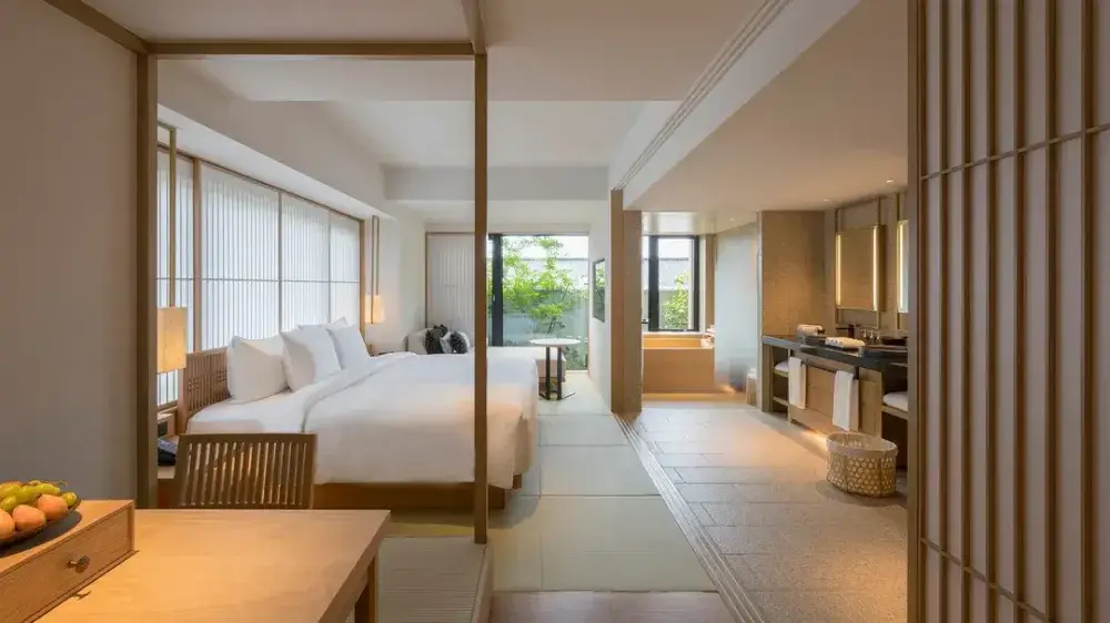 【京都・東山】外資系ラグジュアリーホテルでフロント運営を支える｜月給32万円～｜英語力×接客経験を活かすアシスタントフロントオフィスマネージャー