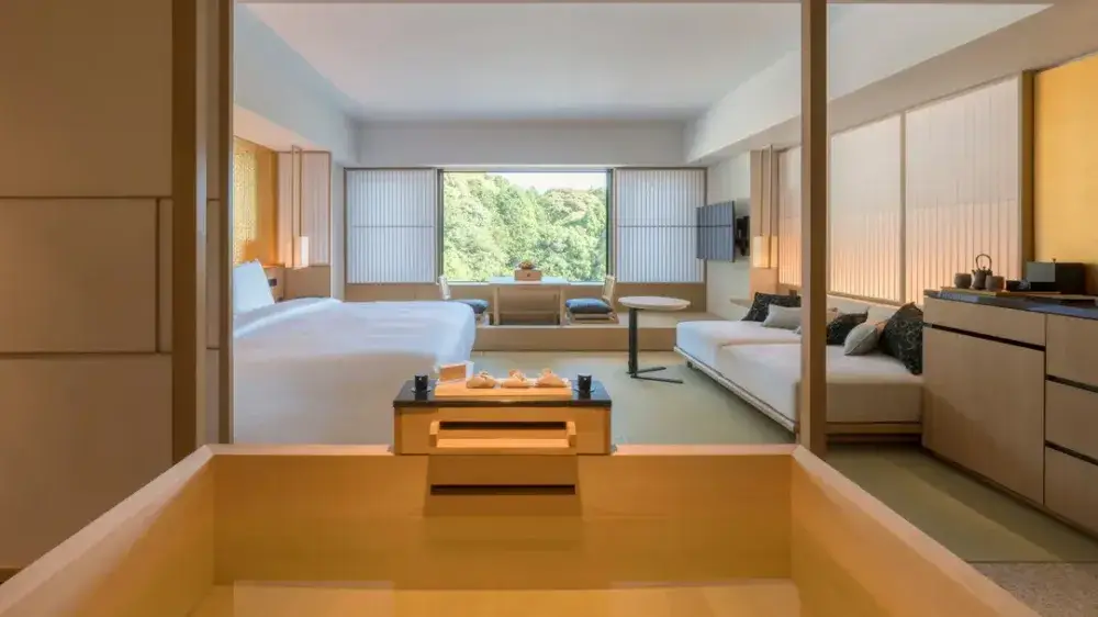 【京都・東山】外資系ラグジュアリーホテルでフロント運営を支える｜月給32万円～｜英語力×接客経験を活かすアシスタントフロントオフィスマネージャー