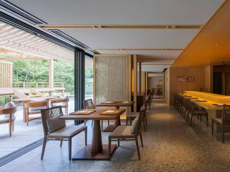 【京都・東山】外資系ラグジュアリーホテルでフロント運営を支える｜月給32万円～｜英語力×接客経験を活かすアシスタントフロントオフィスマネージャー