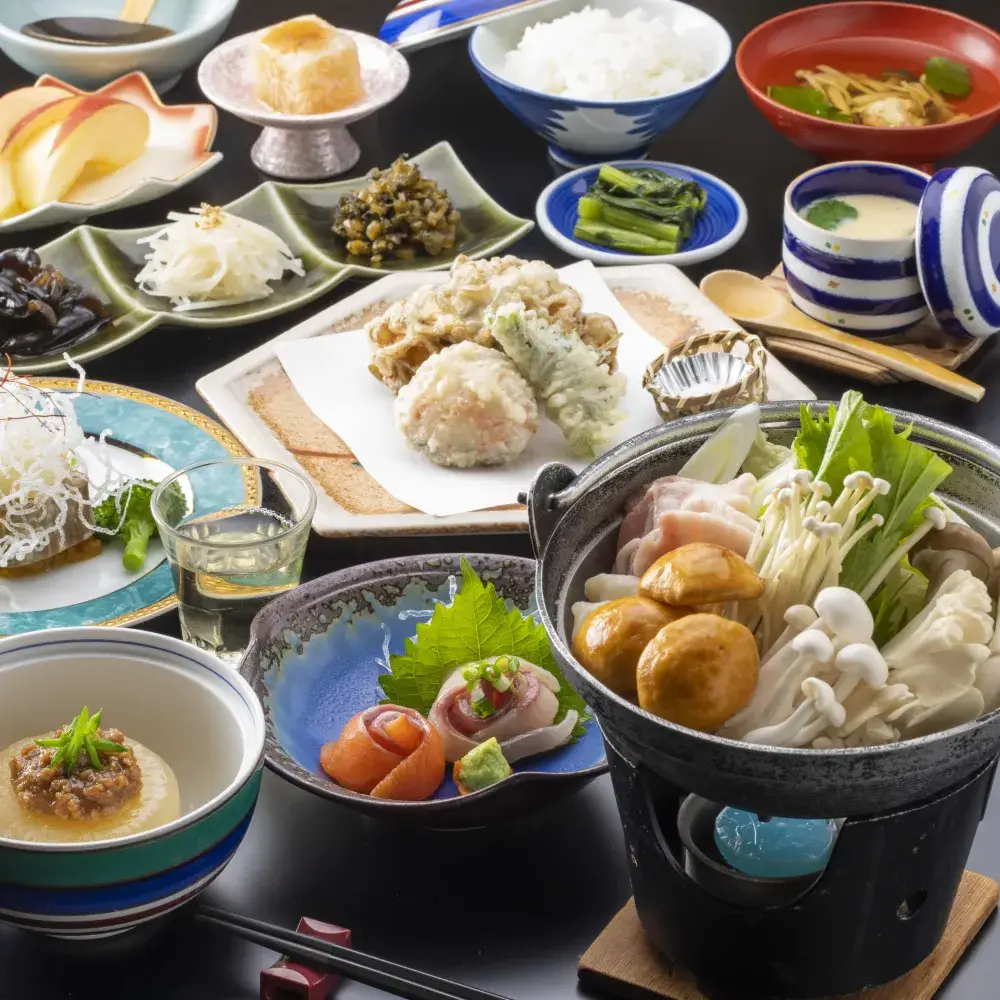【正社員募集】源泉かけ流しの湯宿で腕を磨く 地元の味を届ける旅館調理師｜月給28万～35万円／賞与年2回／寮完備