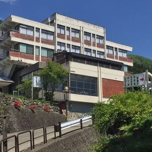 【正社員募集】源泉かけ流しの湯宿で腕を磨く 地元の味を届ける旅館調理師｜月給28万～35万円／賞与年2回／寮完備