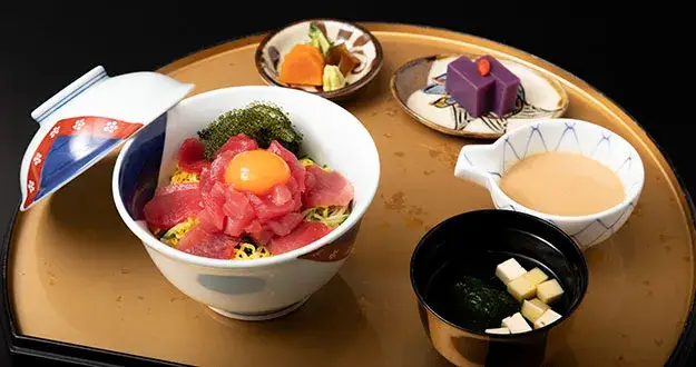 非日常を創造する10のレストランを統括するリーダーへ｜フード＆ビバレッジ アシスタントディレクター候補／月給38万円～／正社員募集