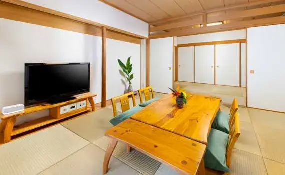 “観光地を裏から支える仕事”を、沖縄で。経理チーフアカウンタント募集。｜月給33万〜＋賞与年2回│沖縄勤務