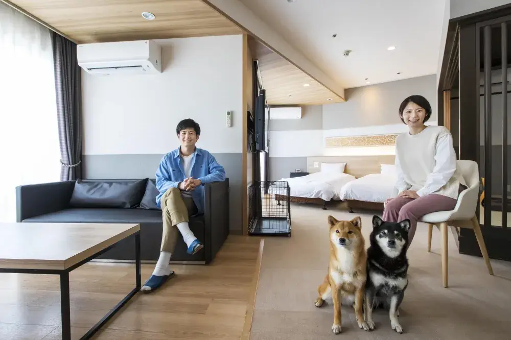 【正社員募集】愛犬の笑顔溢れるリゾートの顔として活躍！伊豆高原わんわんパラダイスホテルのフロントスタッフ｜未経験OK・賞与年2回