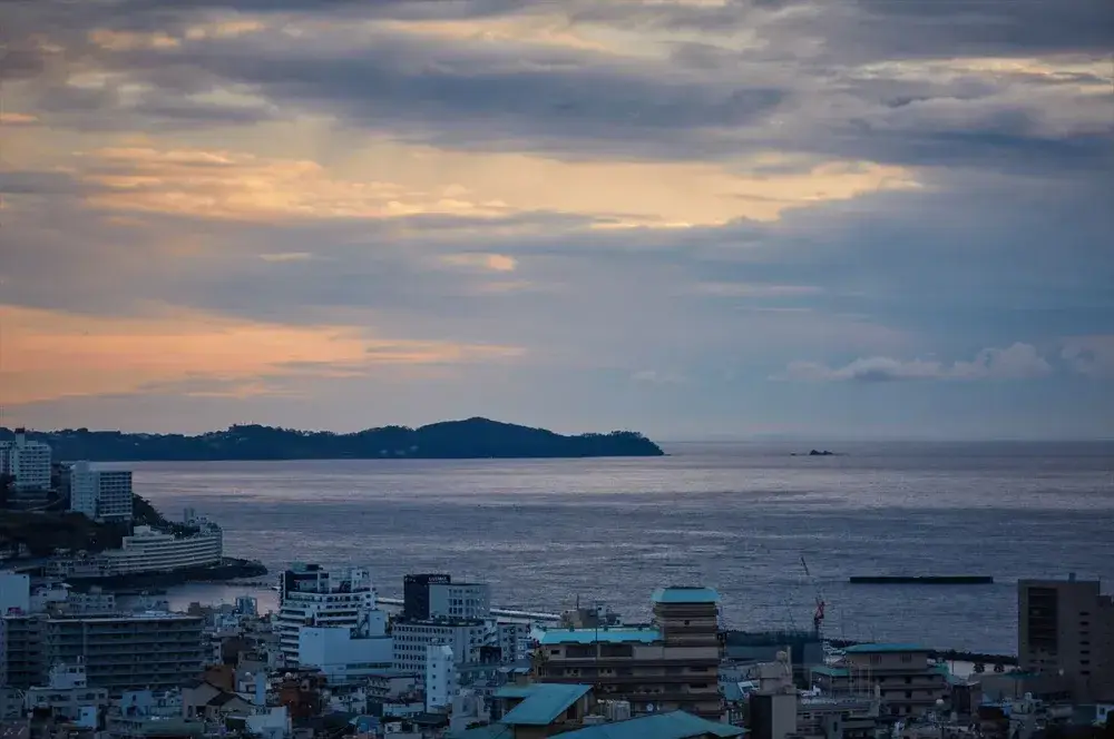 “今日も、誰かの記憶に残る一日を” 熱海の宿・SOKI ATAMIで、想いを届けるおもてなしスタッフに。【ホテルフロント兼レストランホール】