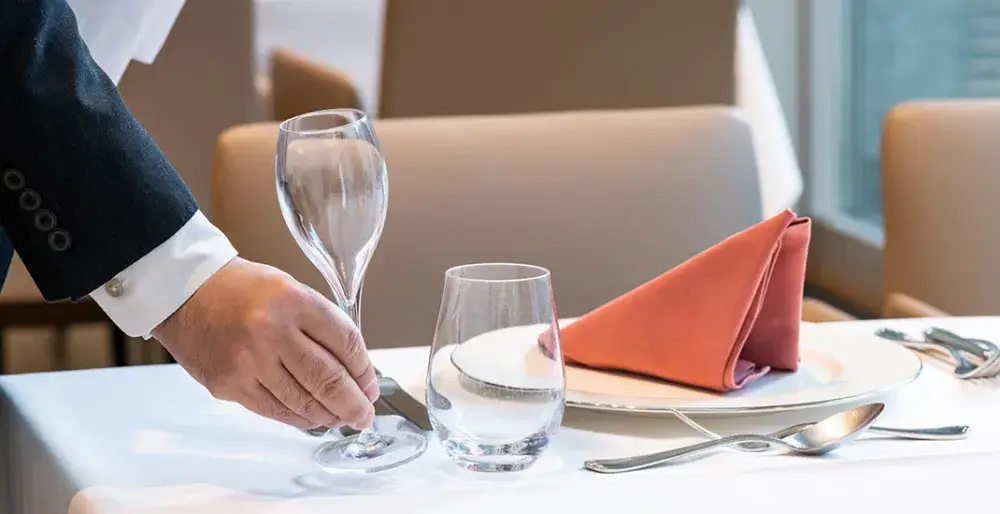 都心の洗練されたホテルで、“食”のおもてなしを支える一員に。 朝食ビュッフェからディナーコースまで幅広い経験が積める！年2回のミニボーナス支給・駅近｜調理スタッフ（アルバイ