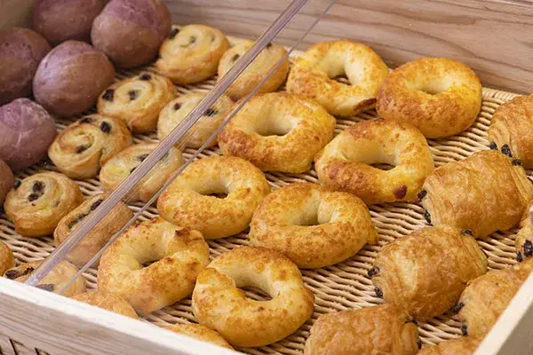 都心の洗練されたホテルで、“食”のおもてなしを支える一員に。 朝食ビュッフェからディナーコースまで幅広い経験が積める！年2回のミニボーナス支給・駅近｜調理スタッフ（アルバイ