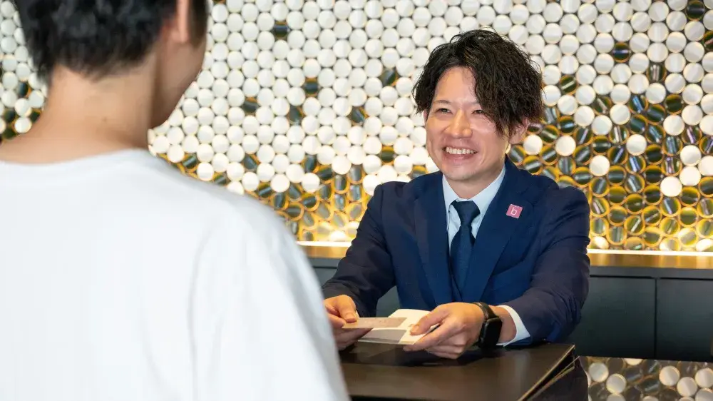 【the b 赤坂】全国の“おもてなし”をつなぐフロントへ。 あなたの一歩が、ゲストの「また来たい」に変わる。【中途採用】