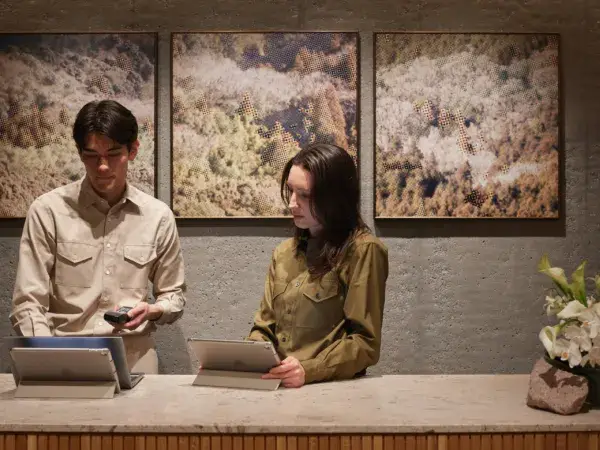 「心を込めた“ひとこと”が、旅の記憶を変えていく——」 緑と都会が溶け合うTRUNK（HOTEL）で、フロントスタッフとして特別な日常をつくりませんか？