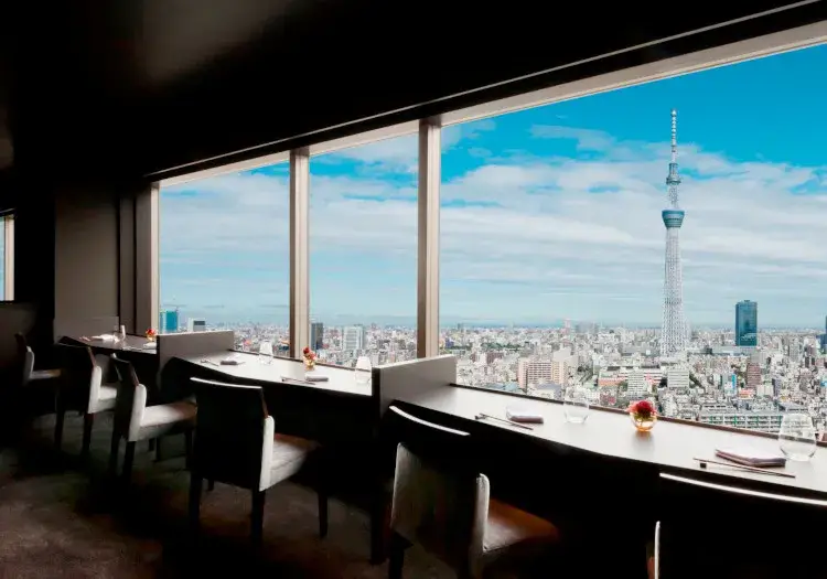 スカイツリーの絶景を望むホテルで、丁寧なサービスを。レストランスタッフ募集