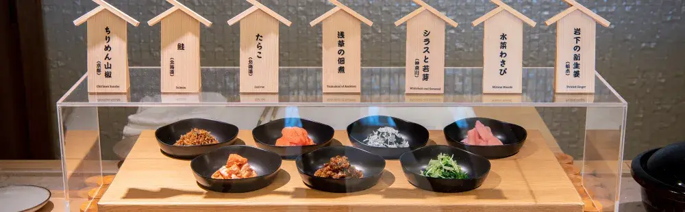 「“また来たい”をつくるのは、あなたのひと声かもしれない——」 おにぎりの香り、湯気立つおばんざい、笑顔ではじまる一日。 浅草の街を見守る東武ホテルで、誰かの“心に残る朝”