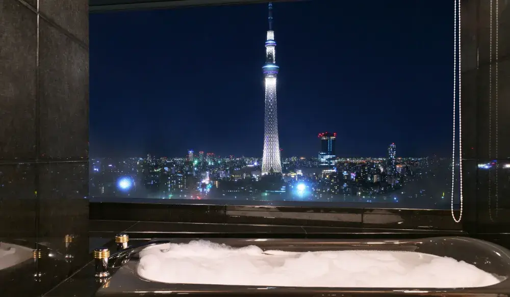 「ここに来てよかった」 その一言を生むのは、あなたの笑顔かもしれません。スカイツリーを望む、東京の玄関口。旅の始まりも、はあなたの「いらっしゃいませ」から始まります。