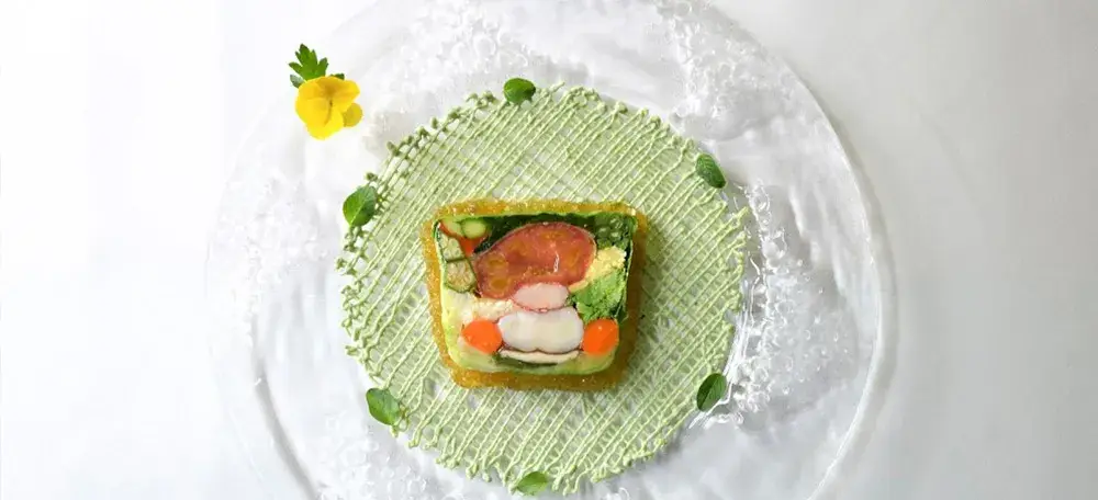 料理と向き合うその先に、“経営”という視点を。 感性が育つ軽井沢のフレンチで、 副料理長として、技術・人・数字すべてと向き合いながら 自分だけのキャリアを築いていきませんか？