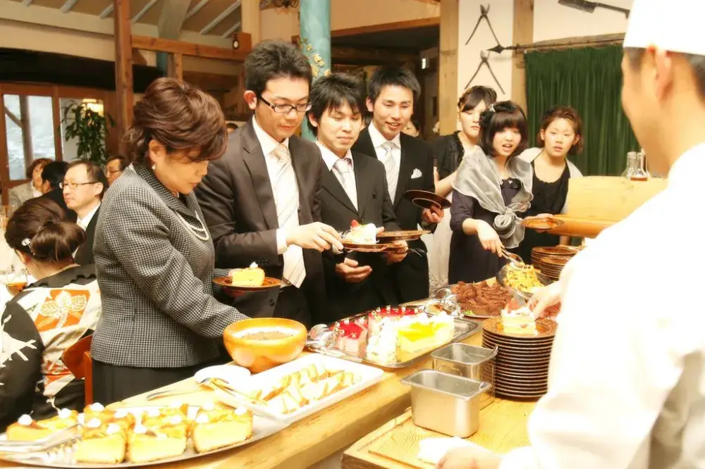 “料理と人をつなぐ場所”で、あたたかな時間を届ける一員に。 あなたの接客が特別な体験に変わる。軽井沢ピレネーのホールスタッフ募集します