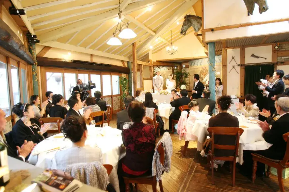 “料理と人をつなぐ場所”で、あたたかな時間を届ける一員に。 あなたの接客が特別な体験に変わる。軽井沢ピレネーのホールスタッフ募集します