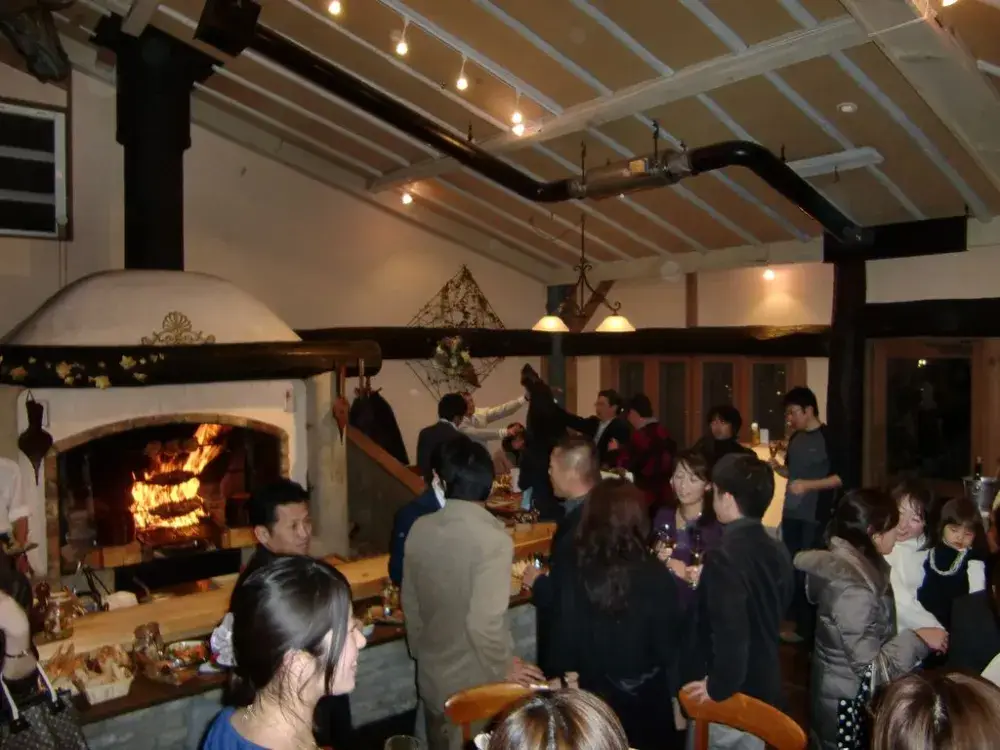 “料理と人をつなぐ場所”で、あたたかな時間を届ける一員に。 あなたの接客が特別な体験に変わる。軽井沢ピレネーのホールスタッフ募集します