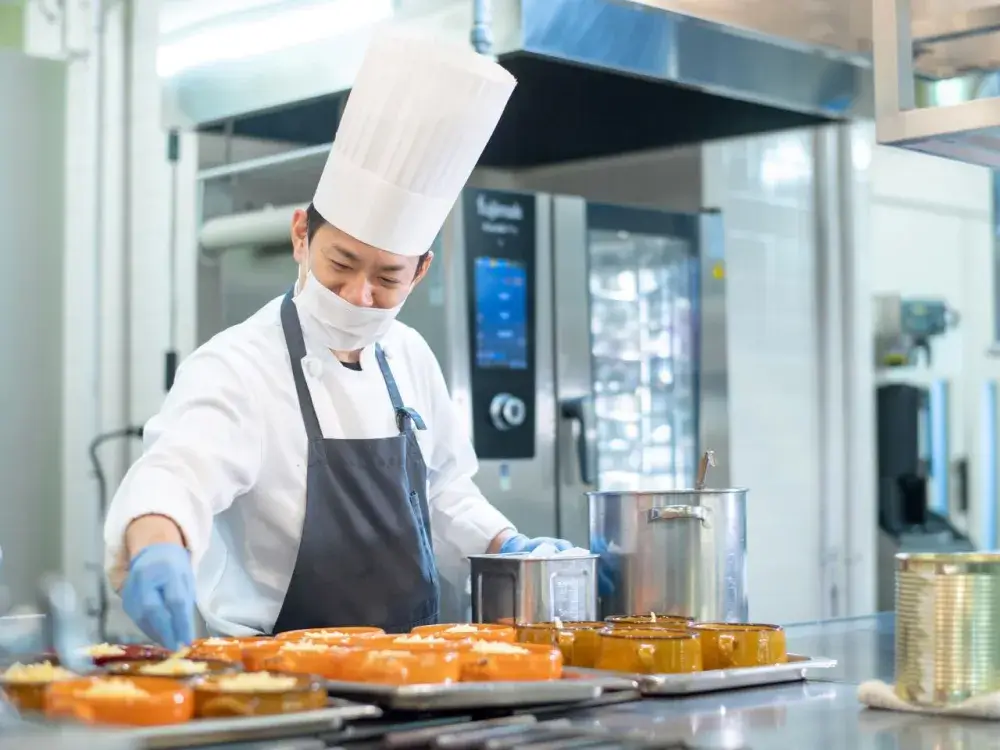 【正社員登用あり】極上のリゾートホテルで、非日常のひとときを作る洋食調理スタッフ募集！中抜け手当や賞与で頑張りを反映します