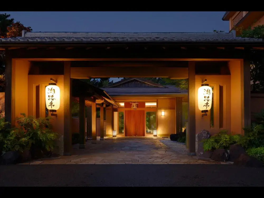 日本伝統建築を思わせる厳かな空間！伊勢の文化と美食で、特別な時間をお届けするレストランスタッフを募集中！