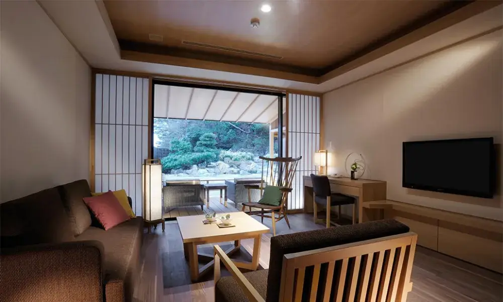 日本伝統建築を思わせる厳かな空間！伊勢の文化と美食で、特別な時間をお届けするレストランスタッフを募集中！